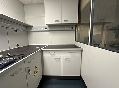 Laborarbeitsbereich mit Arbeitsplatten in „Betonoptik“ und passendem Becken