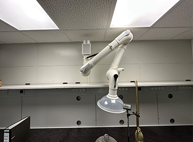 Laborarbeitsbereich mit Arbeitsplatten in „Betonoptik“ und passendem Becken