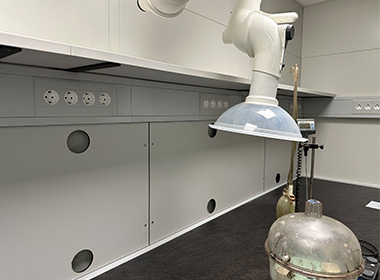 Laborarbeitsbereich mit Arbeitsplatten in „Betonoptik“ und passendem Becken