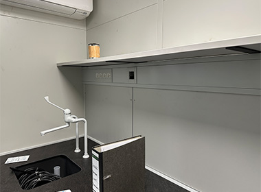 Laborarbeitsbereich mit Arbeitsplatten in „Betonoptik“ und passendem Becken