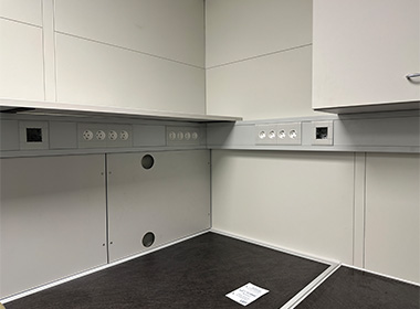 Laborarbeitsbereich mit Arbeitsplatten in „Betonoptik“ und passendem Becken